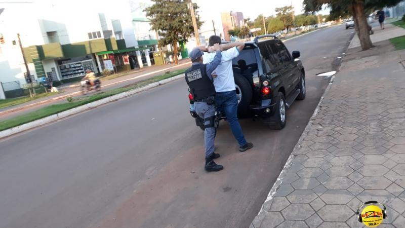 A arma estava dentro do veículo conduzido pelo suspeito. 
