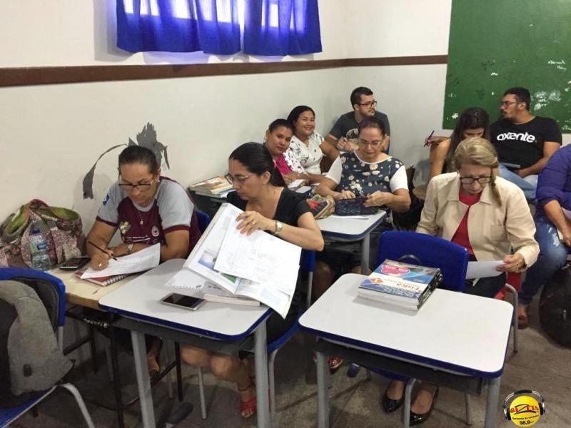 Profissionais da educação estudam com afinco durante formação em Barra do Bugres.