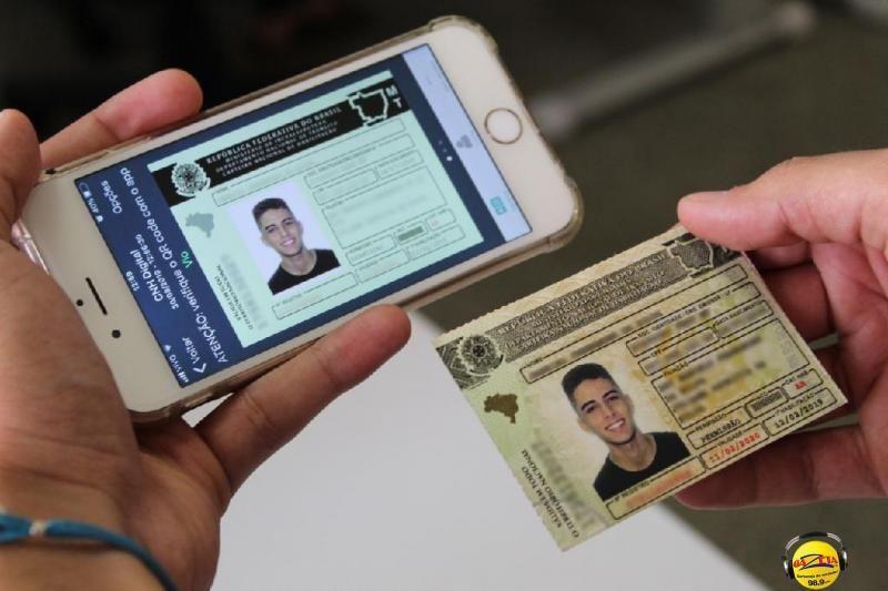 Versão impressa e digital da Carteira Nacional de Habilitação (CNH)