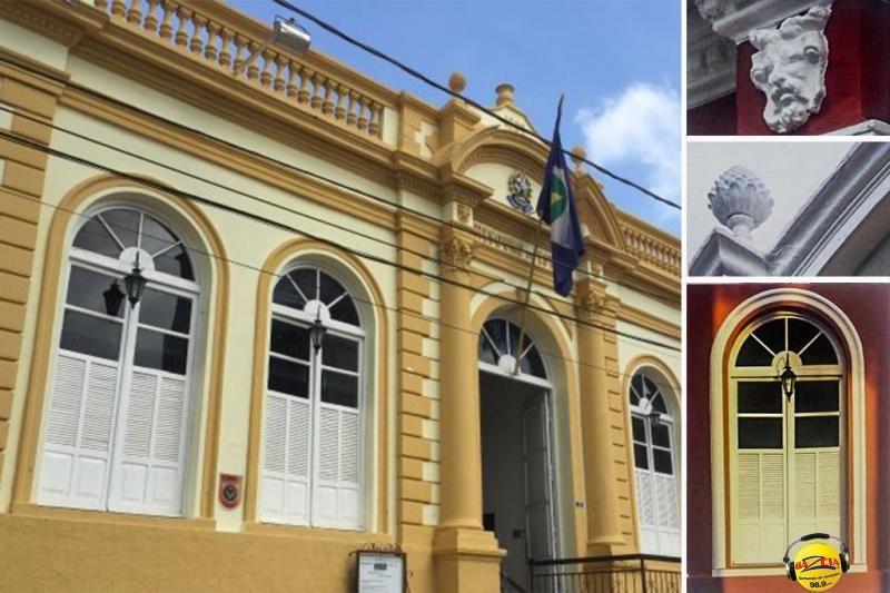 A antiga edificação, de estilo neoclássico, fica localizada ao lado do Palácio da Instrução, na Praça da República, em Cuiabá.