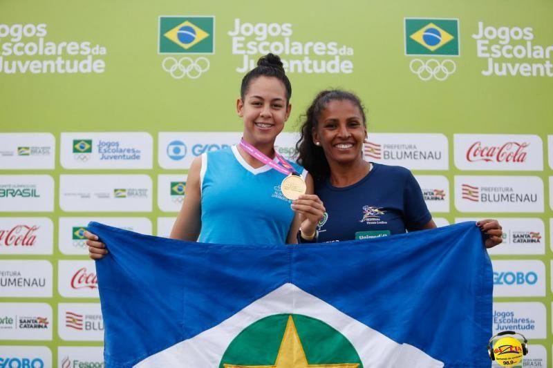 A campeã no atletismo Lissandra Maysa e sua técnica, Maria Aparecida de Lima.